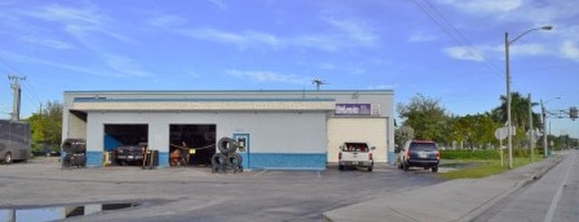 St. Lucie Battery & Tire is one of สถานที่ที่ Steven ถูกใจ.