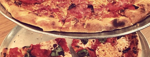 Tacconelli's Pizzeria is one of Posti che sono piaciuti a Mark.
