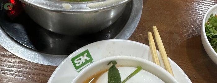 Shwekaung Hot Pot is one of Favorite Restaurant.
