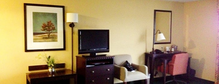 Hampton Inn & Suites is one of Posti che sono piaciuti a Thomas.