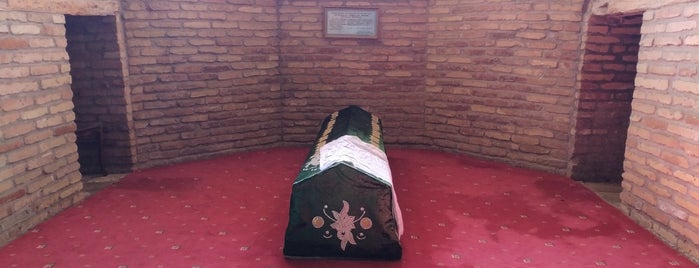 Qaffol Shoshi Mausoleum is one of UZ.
