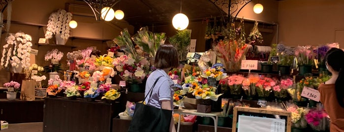 Flower Marché is one of 新宿・渋谷の花屋.