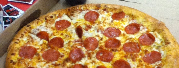Domino's Pizza is one of Tempat yang Disukai Charly.