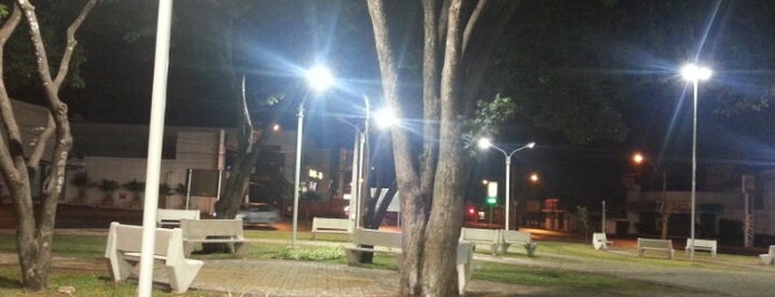 Praça das Bandeiras is one of Lugares favoritos de Fernando.