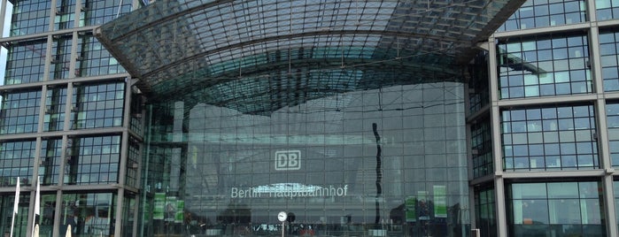 Berlin Hauptbahnhof is one of Lieux qui ont plu à N..