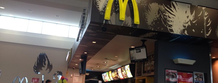 McDonald's is one of Tempat yang Disukai Robert.