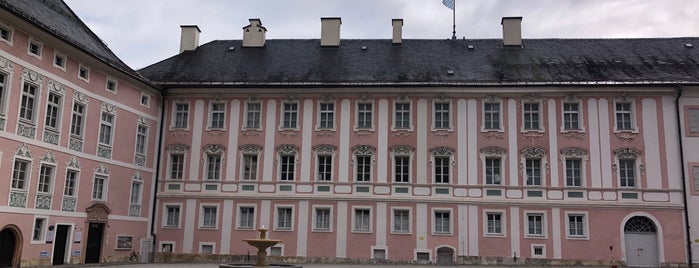 Königliches Schloss is one of Bayerische Alpen.