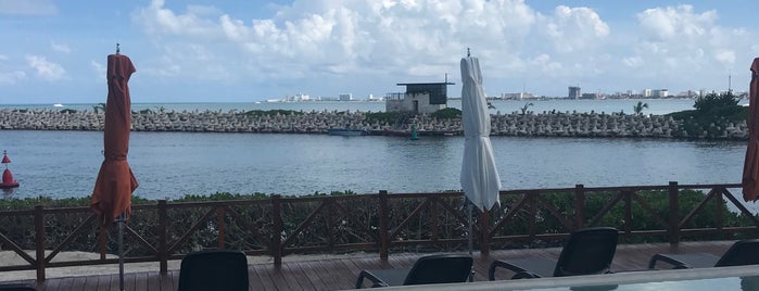 Novo Cancun Beach Marina & Golf Resort is one of Tempat yang Disukai Victor.