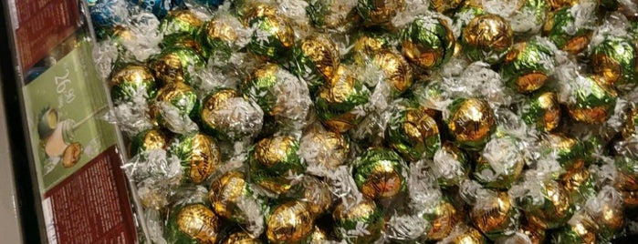 Lindt is one of Cristianoさんのお気に入りスポット.