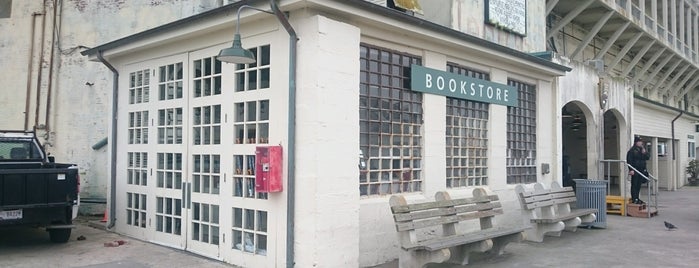 Alcatraz Bookstore is one of Orte, die K gefallen.