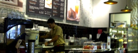 Costa Coffee is one of สถานที่ที่ Chuck ถูกใจ.