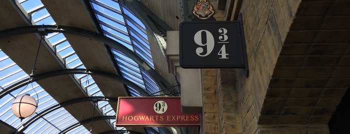 Platform 9 3/4 is one of Posti che sono piaciuti a Santi.