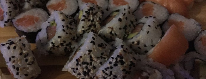 Maki Sushi is one of Lieux qui ont plu à Santi.