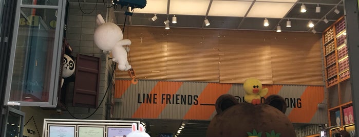 LINE FRIENDS is one of Lesさんの保存済みスポット.