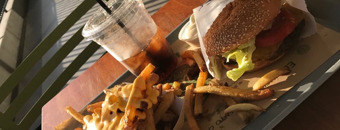 Wally's - Burgers,  Fries & Shakes is one of Tempat yang Disukai Fernando.