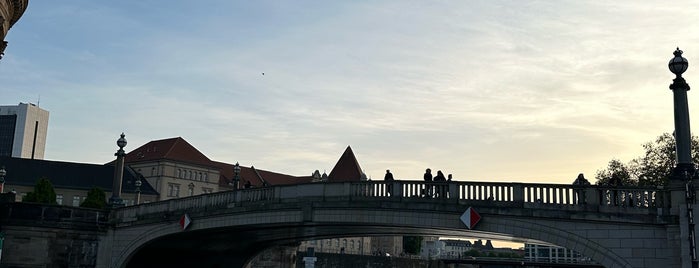 Monbijoubrücke is one of Bridges of Berlin.