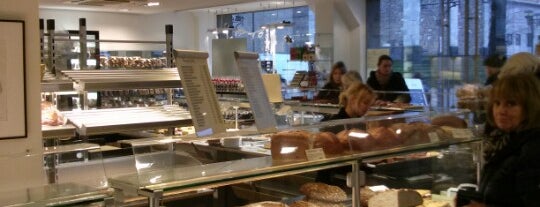 Café Fassbender is one of Tempat yang Disukai Tom.