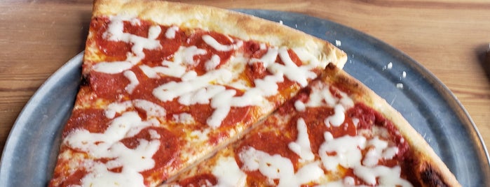 Pizzeria Azzurri is one of Posti che sono piaciuti a Wes.