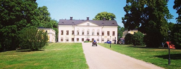 Taxinge slott is one of Orte, die Kevser gefallen.