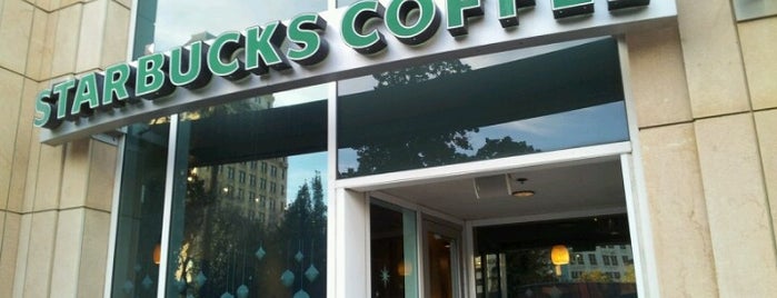 Starbucks is one of สถานที่ที่ Ross ถูกใจ.
