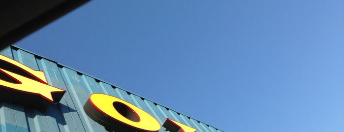 Gold's Gym is one of Karinaさんの保存済みスポット.