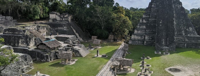 Tikal Plaza Mayor is one of Orte, die Carl gefallen.