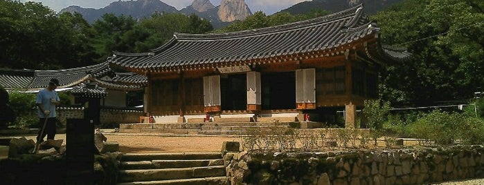 봉황각 (鳳凰閣) is one of Samgaksan Hike.