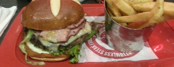 Red Robin Gourmet Burgers and Brews is one of Lieux qui ont plu à Maria.