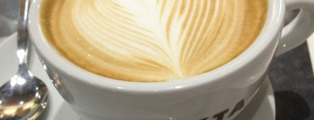 Costa Coffee is one of สถานที่ที่ Jennifer ถูกใจ.