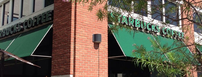 Starbucks is one of สถานที่ที่ Whitney ถูกใจ.
