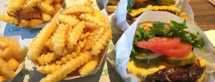 Shake Shack is one of Joaquinさんのお気に入りスポット.