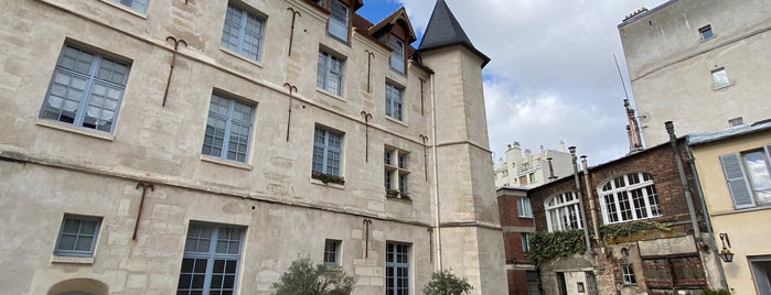 Château de la Reine blanche is one of Paris secret et insolite.