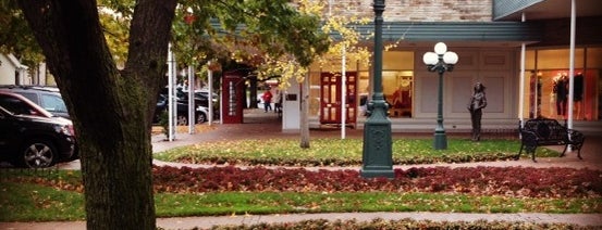 Utica Square Shopping Center is one of Lugares favoritos de Jan.