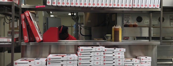 Papa John's Pizza is one of Orte, die Santi gefallen.