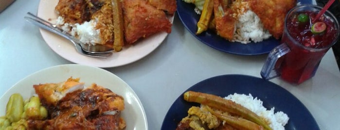 Nasi Kandar Line Clear is one of Good Food in Penang, Malaysia.