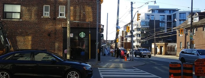 Starbucks is one of Orte, die Andrea gefallen.