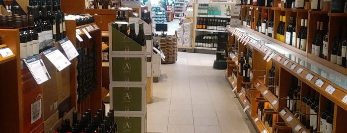LCBO is one of Attilaさんのお気に入りスポット.