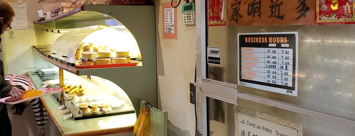 Fragrant Bakery 行香老店 is one of DJさんのお気に入りスポット.