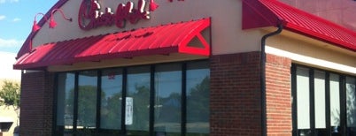 Chick-fil-A is one of Lugares favoritos de Henoc.