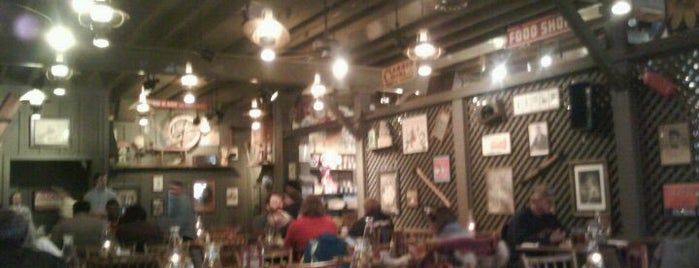 Cracker Barrel Old Country Store is one of Lieux qui ont plu à Takuji.