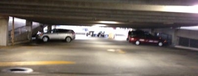 DeKalb County Courthouse Parking Garage is one of Chester 님이 좋아한 장소.