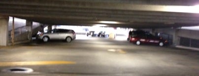 DeKalb County Courthouse Parking Garage is one of Orte, die Chester gefallen.