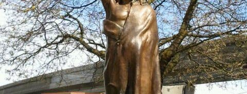 Chief Seattle Statue is one of Jennifer 님이 저장한 장소.
