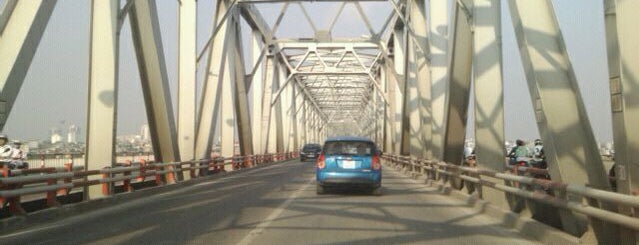 Cầu Chương Dương (Chuong Duong Bridge) is one of Lugares favoritos de Cyrus.