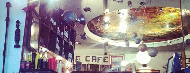 Le Café is one of สถานที่ที่ AP ถูกใจ.