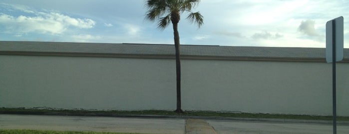 Palmetto East Parking Lot is one of Steve'nin Beğendiği Mekanlar.