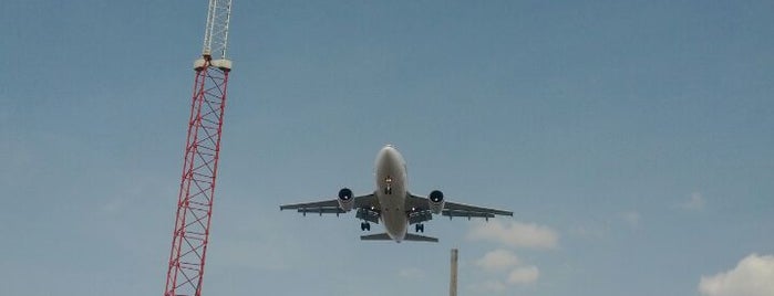 Rond point atterrissages d'avions is one of Lieux sauvegardés par !!!NiZaM®.