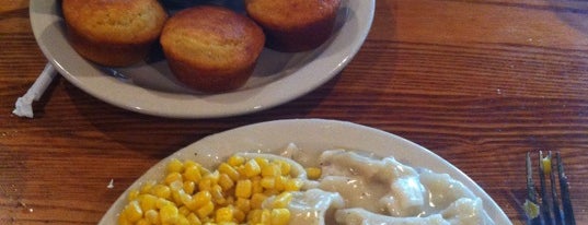 Cracker Barrel Old Country Store is one of Lugares favoritos de Drew.