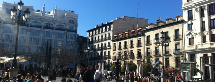 Plaza de Santa Ana is one of Ruta por el Madrid de la novela: "EL ESCALON 33".