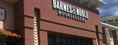 Barnes & Noble is one of Locais salvos de Danielle.